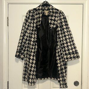 Beautiful gray and black houndstooth jacket with wide arms and buttons to accent